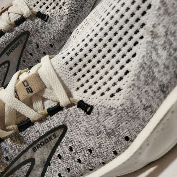 Brooks Glycerin Stealth Fit Grey and Cream Running Shoes - Picture 3 of 6